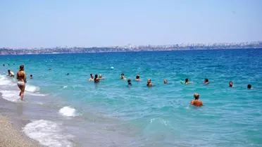 Antalya’da Sıcak Hava Turist Akınına Neden Oldu